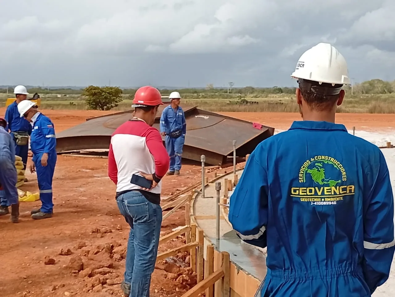 Personal en campo supervisando actividades técnicas