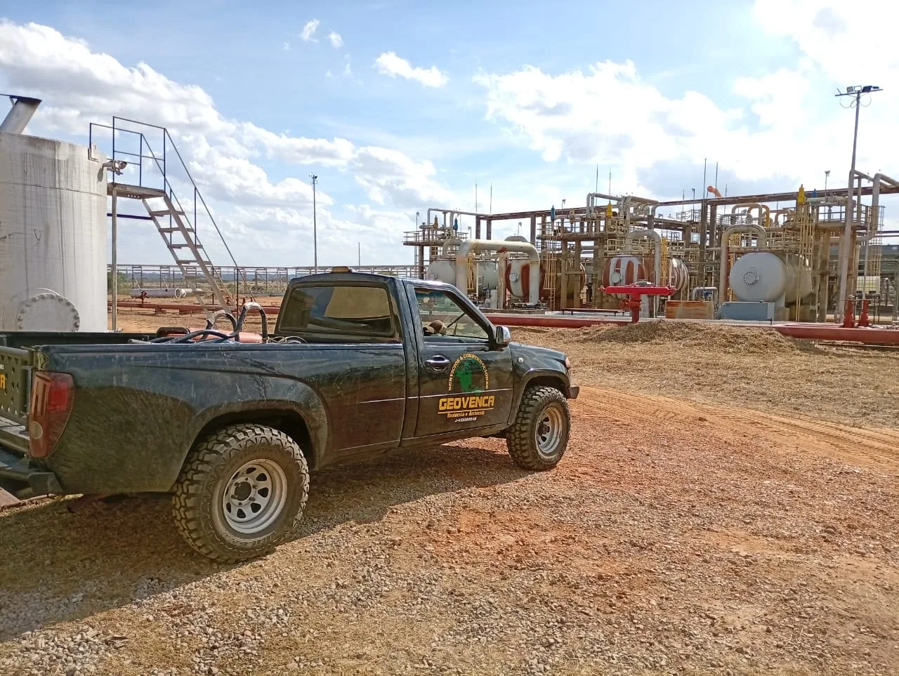 Camioneta GEOVENCA en instalaciones industriales